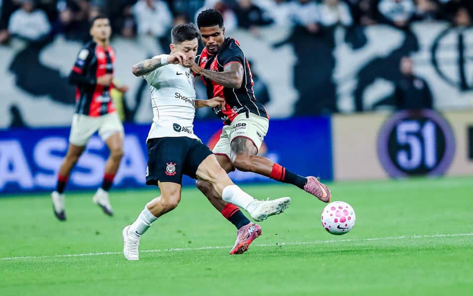 Corinthians e Vitória estão se enfrentando pelo Campeonato Brasileiro