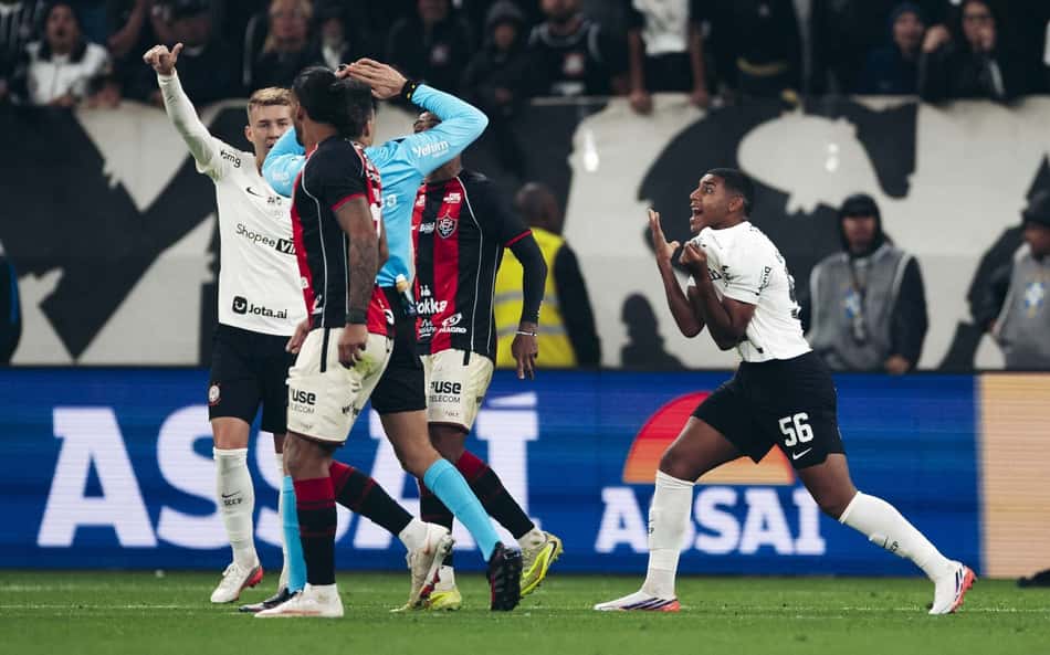 Jogadores do Corinthians reclamam de pênalti