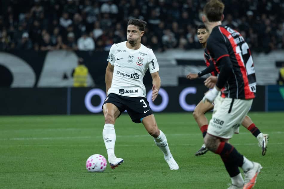 Gabriel Paulista com a bola durante Corinthians x Vitória