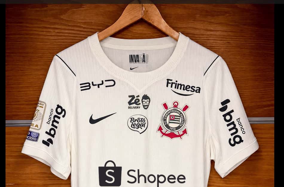 Camisa branca oficial do Corinthians com escudo e patrocinadores Shopee, Nike, BMG e Frimesa.