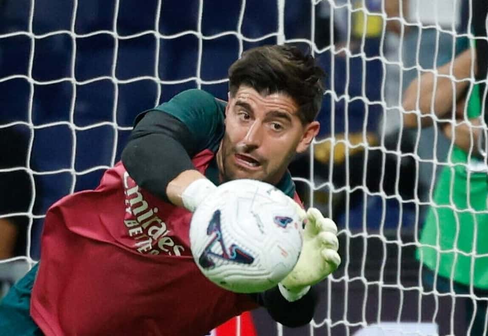 Courtois defende bola em aquecimento de jogo do Real Madrid
