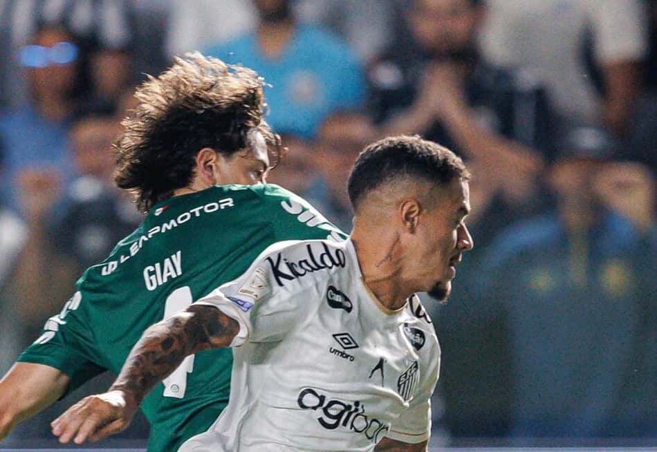 Coutinho disputa a bola com Giay no empate entre Santos e Palmeiras