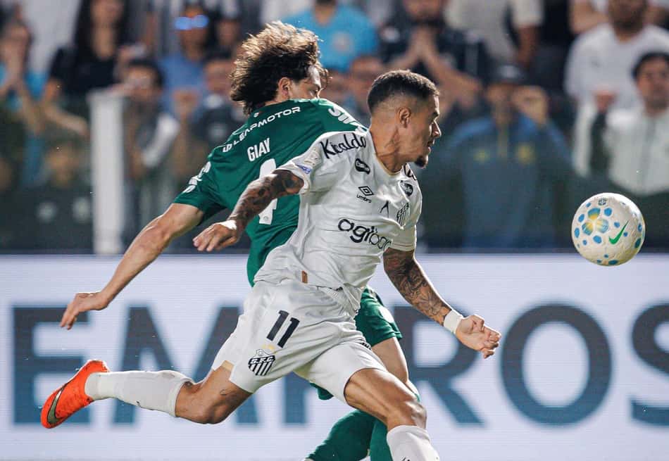 Coutinho disputa a bola com Giay no empate entre Santos e Palmeiras