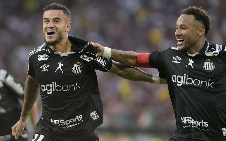 Coutinho e Neymar celebram o primeiro gol do meia pelo Santos