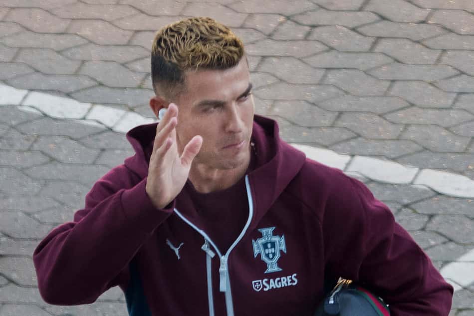 Cristiano Ronaldo acena para fãs antes de treino de Portugal