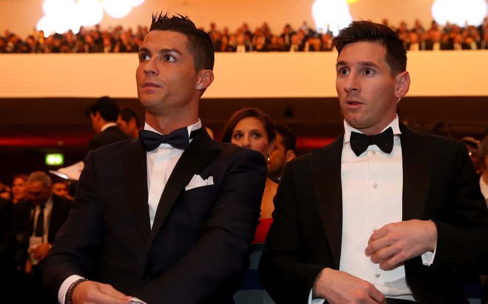 Cristiano Ronaldo ao lado de Messi em cerimônia da Fifa