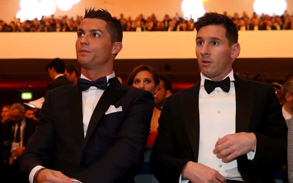 Cristiano Ronaldo ao lado de Messi em cerimônia da Fifa