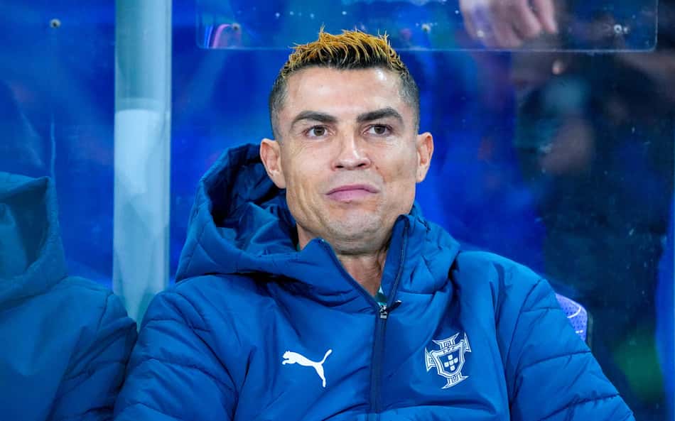 Cristiano Ronaldo no banco de reservas no jogo entre Portugal e Noruega, pela Nations League (Foto: Lise Åserud/NTB/AFP)
