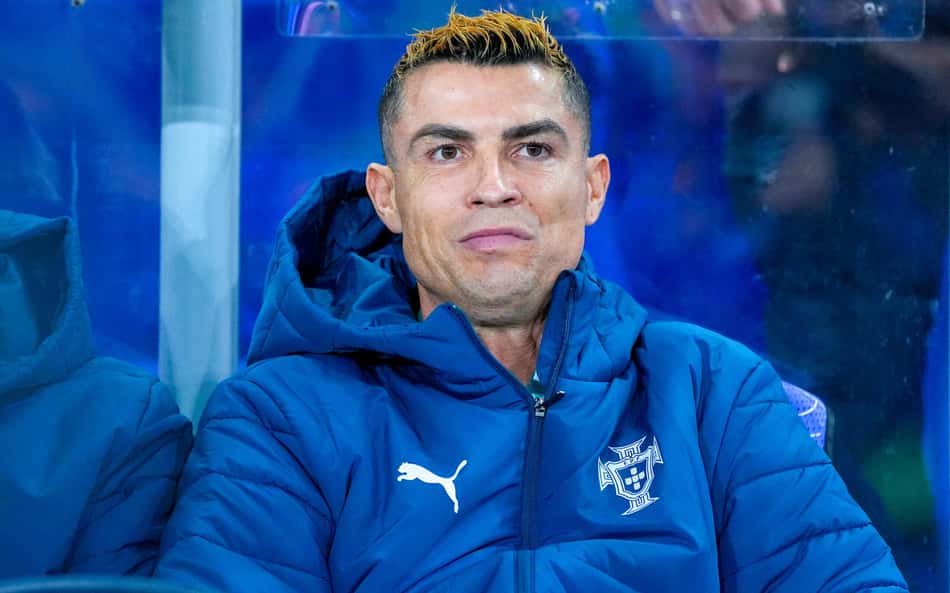 Cristiano Ronaldo no banco de reservas no jogo entre Portugal e Noruega, pela Nations League