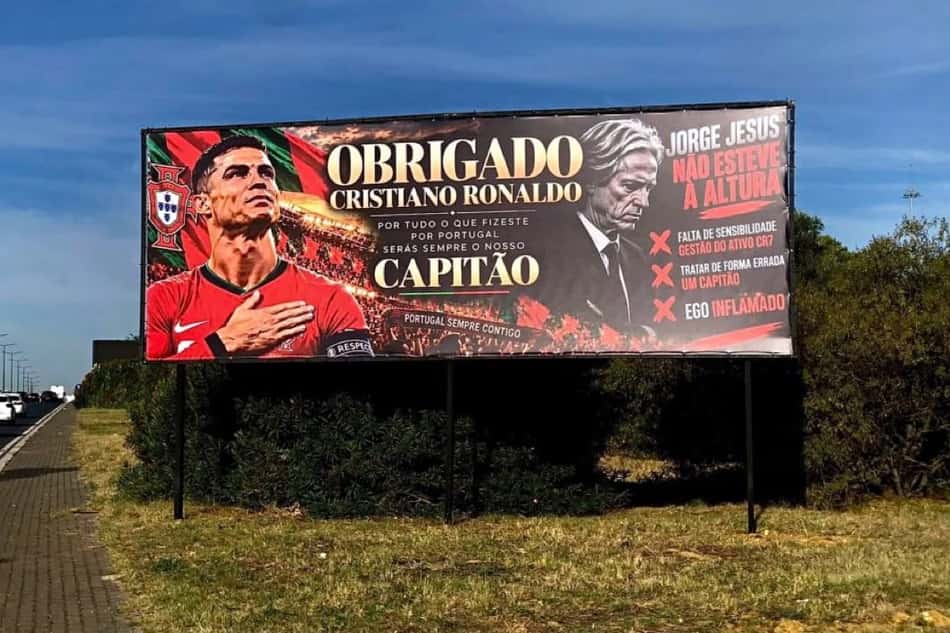 Cartaz de apoio a Cristiano Ronaldo e ataque a Jorge Jesus.