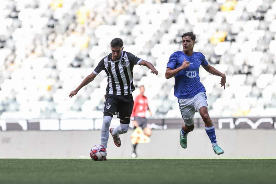 Atlético MG Sub-20 x Cruzeiro Sub-20 disputam a bola em campo.