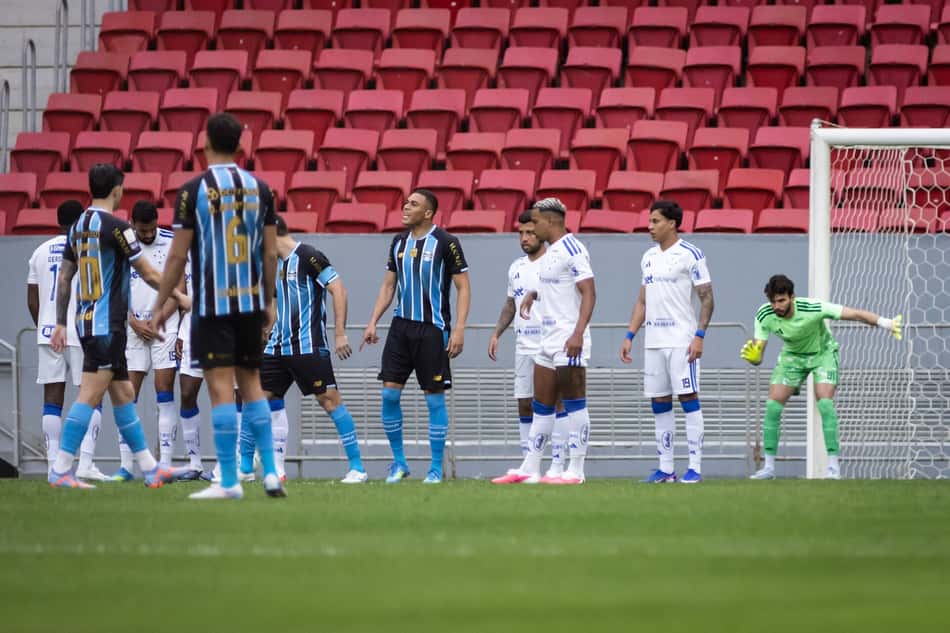 Jogadores de Cruzeiro e Grêmio alinhados antes do amistoso no Mané Garrincha, Brasília.