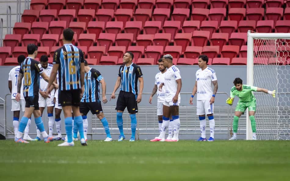 Jogadores de Cruzeiro e Grêmio alinhados antes do amistoso no Mané Garrincha, Brasília.