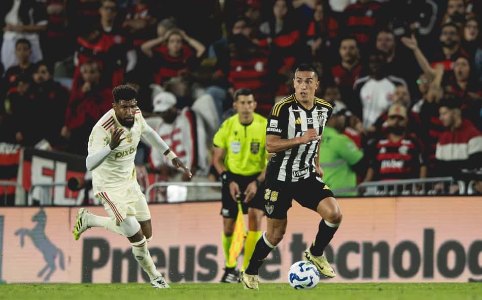 Cuello (Flamengo) driblando jogador do Atlético Mineiro no Maracanã