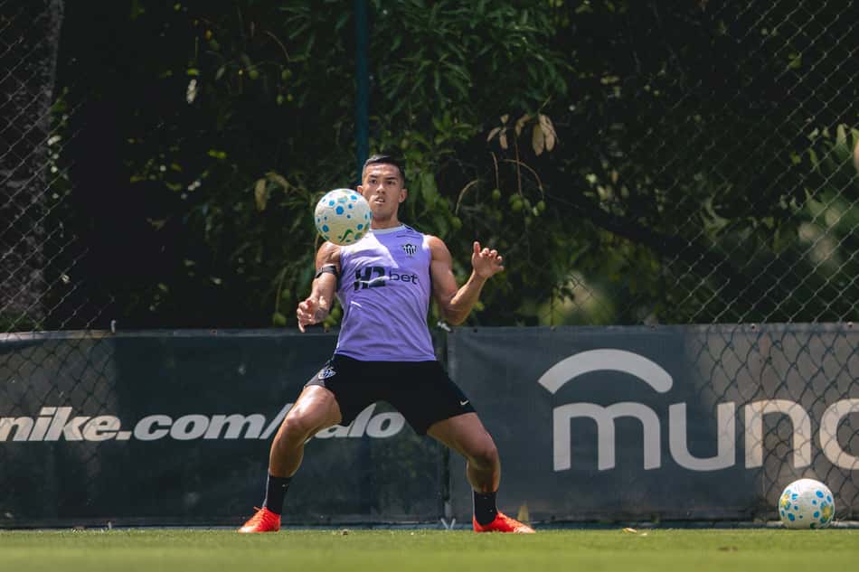 Cuello em treino no Atlético (Foto: Pedro Souza / Atlético)