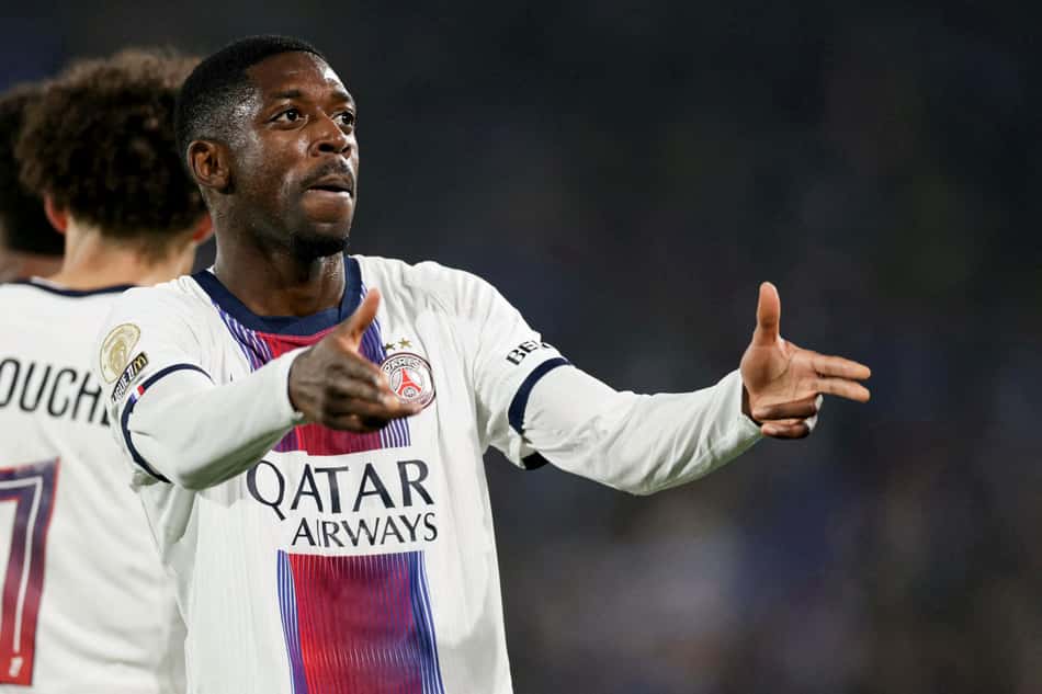 Jogador do PSG celebra em campo, camisa branca com logotipo Qatar Airways.