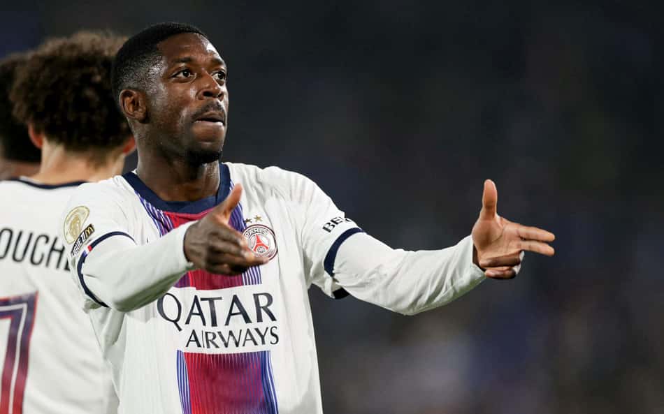 Jogador do PSG celebra em campo, camisa branca com logotipo Qatar Airways.