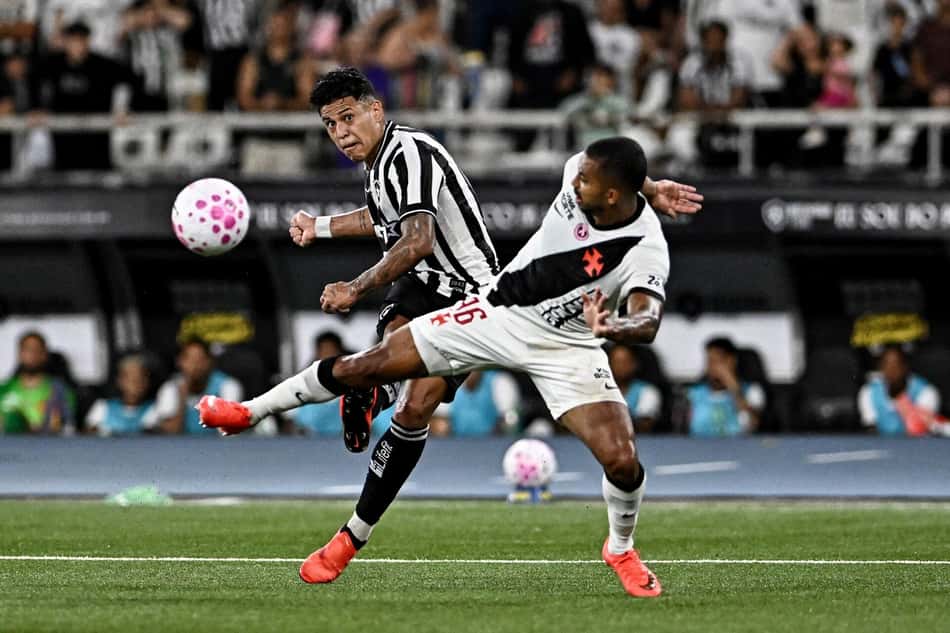 Jogadores de Vasco e Botafogo em dividida