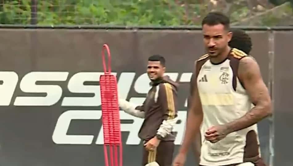 Danilo com a camisa do Flamengo