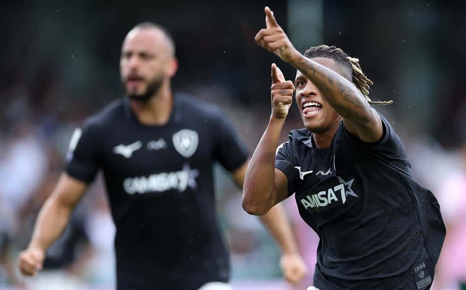 Danilo celebra o gol de empate do Botafogo contra o Coritiba.