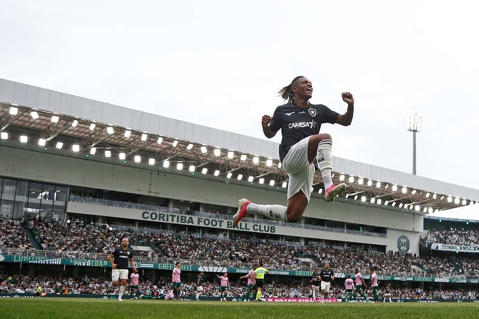 Danilo comemora o gol de empate no duelo entre Botafogo e Coritiba pelo Brasileirão