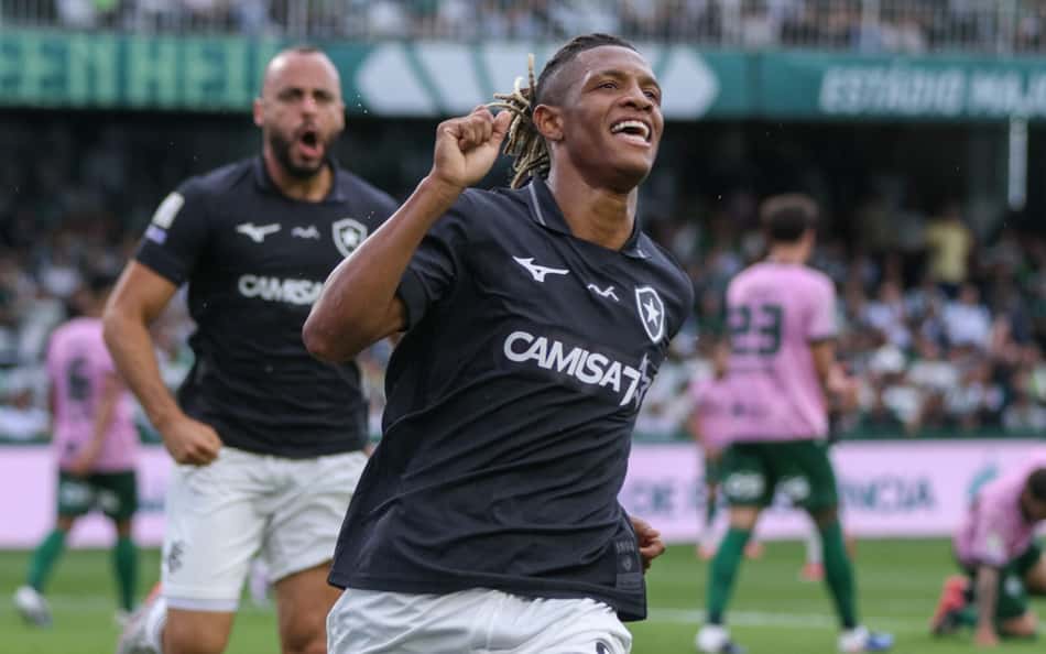 Danilo, do Botafogo, comemora o seu gol contra o Coritiba no Brasileirão