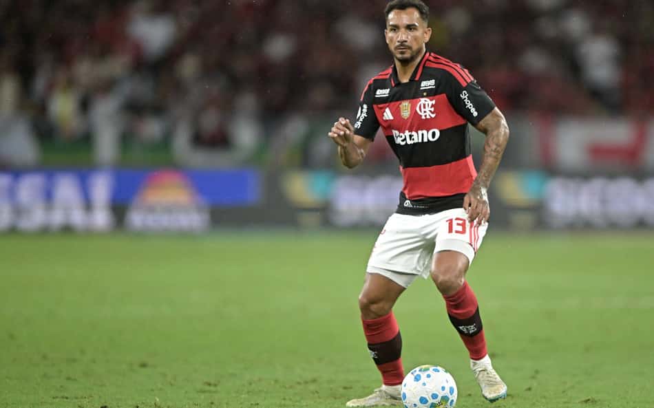 Danilo em ação durante Santos e Flamengo, pelo Campeonato Brasileiro