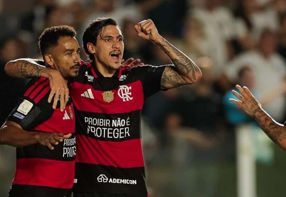 Danilo e abraçado por Pedro ao fazer o primeiro gol do Flamengo sobre o Santos