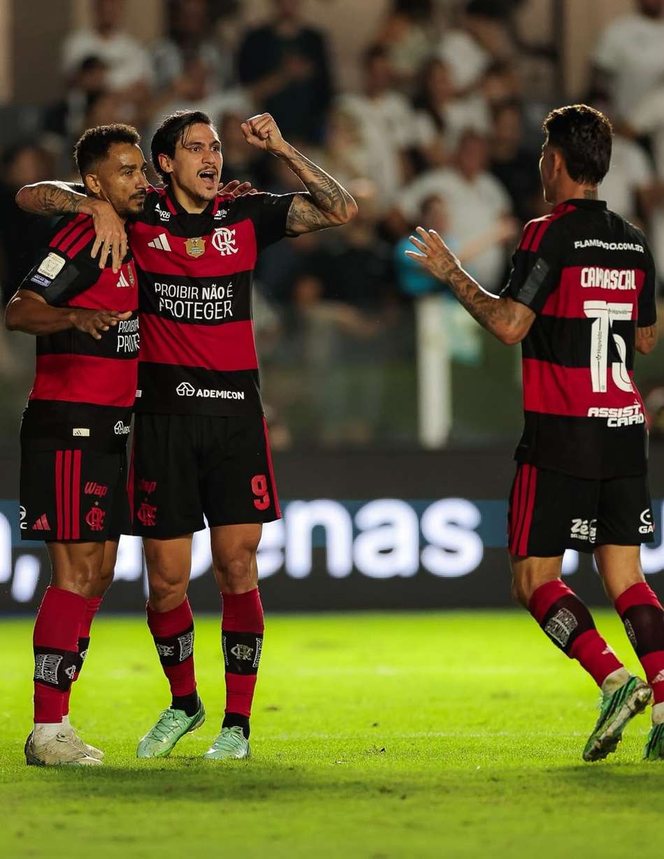 Danilo e abraçado por Pedro ao fazer o primeiro gol do Flamengo sobre o Santos