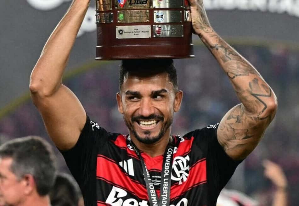 Danilo ergue taça da Libertadores - Flamengo campeão da edição 2025