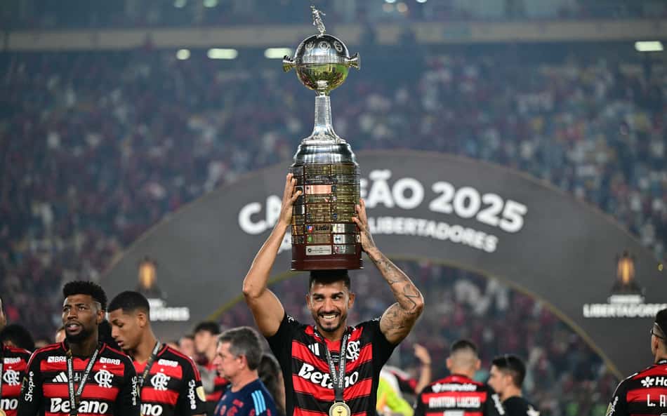 Danilo ergue taça da Libertadores - Flamengo campeão da edição 2025