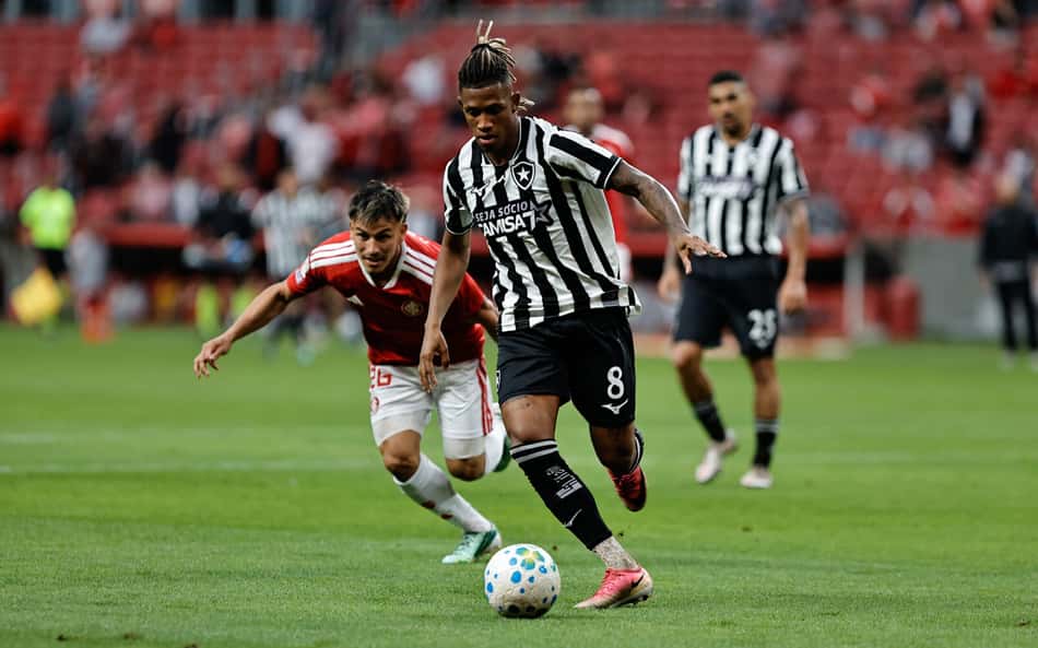Danilo, volante do Botafogo atuando contra o Internacional
