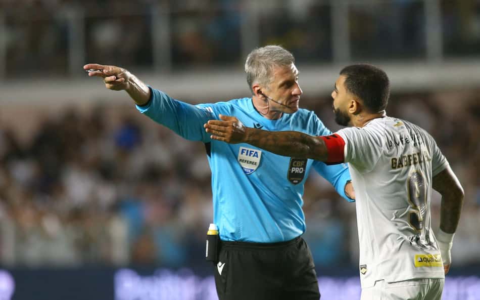 Daronco e Gabigol durante Santos e Flamengo, pelo Campeonato Brasileiro