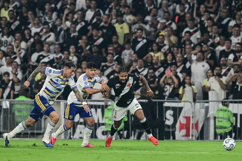 David disputa a bola com Di Lollo e Lozano na derrota do Vasco para o Boca