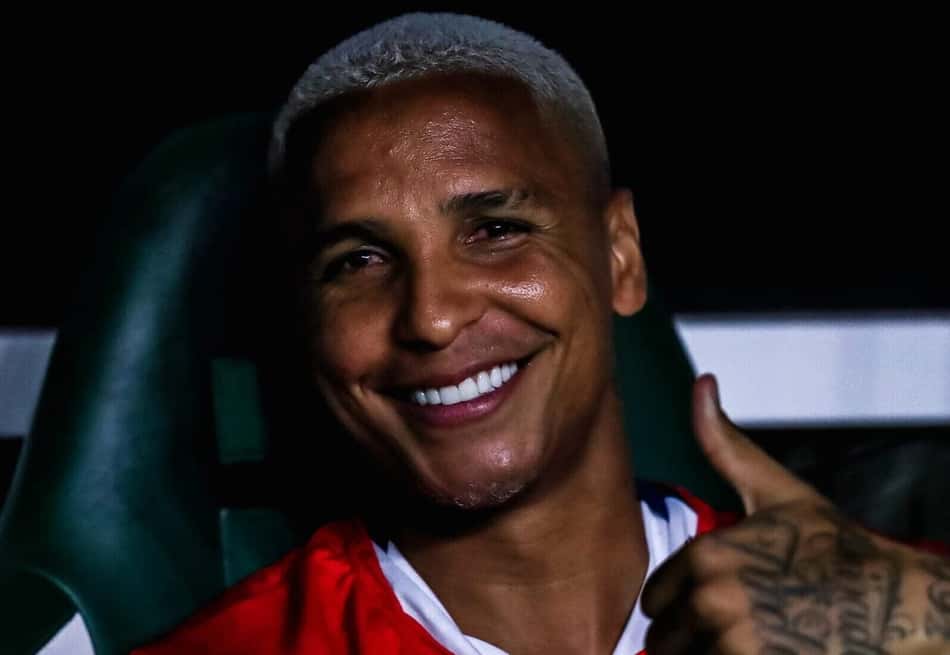 Deyverson no banco, sorrindo, durante Palmeiras x LDU na Libertadores