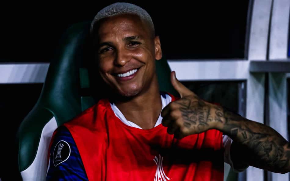 Deyverson no banco, sorrindo, durante Palmeiras x LDU na Libertadores