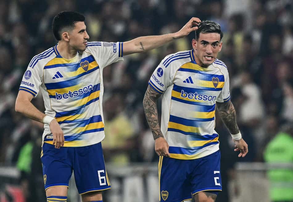 Di Lollo comemora com Rodrigo Battaglia o gol do Boca Juniors sobre o Vasco pela semifinal da Sul-Americana