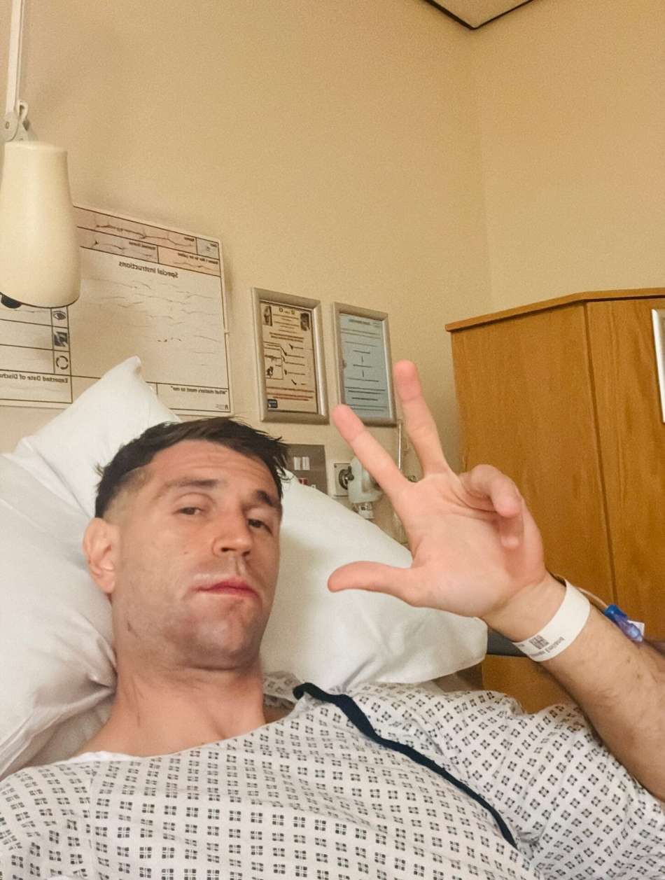 Dibu Martínez, faz post à torcida após operação (Foto: Reprodução)