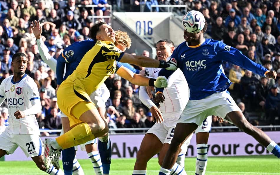 Dibu Martínez sai de maca após choque de cabeça em jogo do Chelsea
