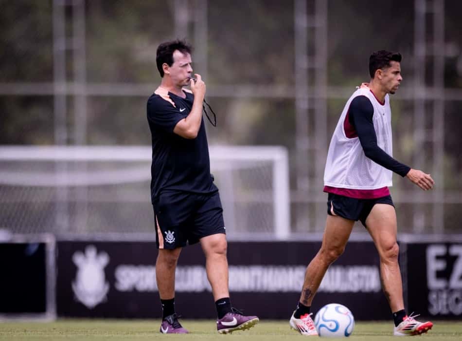 Diniz e Gabriel Paulista durante treino