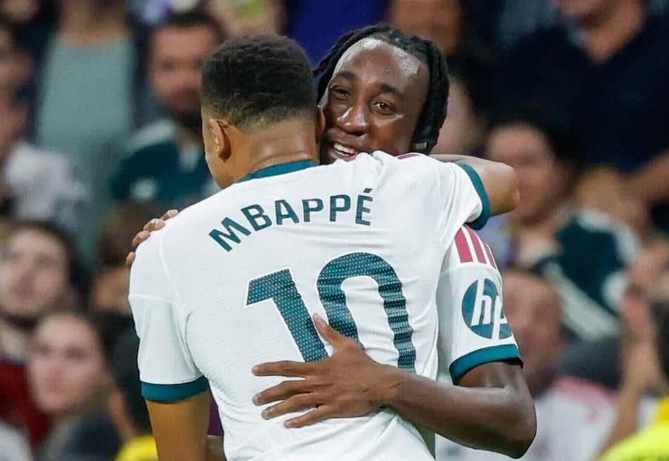 Diomande é abraçado por Mbappé após marcar o primeiro gol pelo Real Madrid