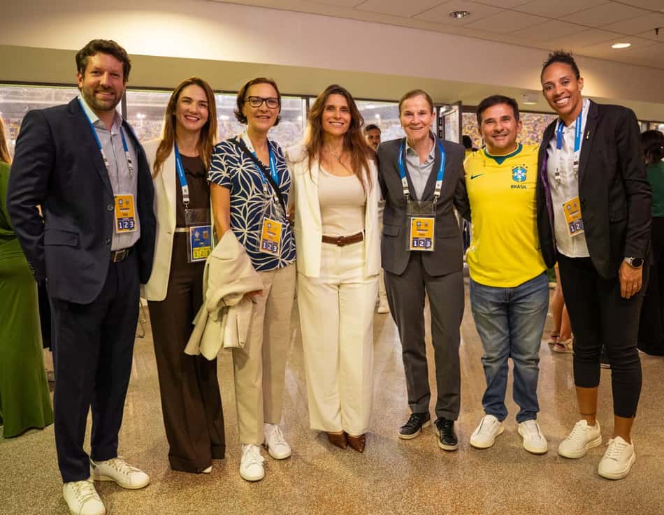 Da esquerda para a direita: Thiago Jannuzzi, Diretor de Operações de FIFA27, Michelle Ramalho, vice-presidente da CBF, Rhiannon Martin, Head da Copa do Mundo Feminina da FIFA, Juliana Agatte, Secretária Extraordinária do Governo Federal para a Copa do Mundo Feminina, Jill Ellis, Diretora de Futebol da FIFA, Paulo Henrique Cordeiro, Ministro do Esporte, e Aline Pellegrino, Diretora de Legado e Relações Institucionais de FIFA27.