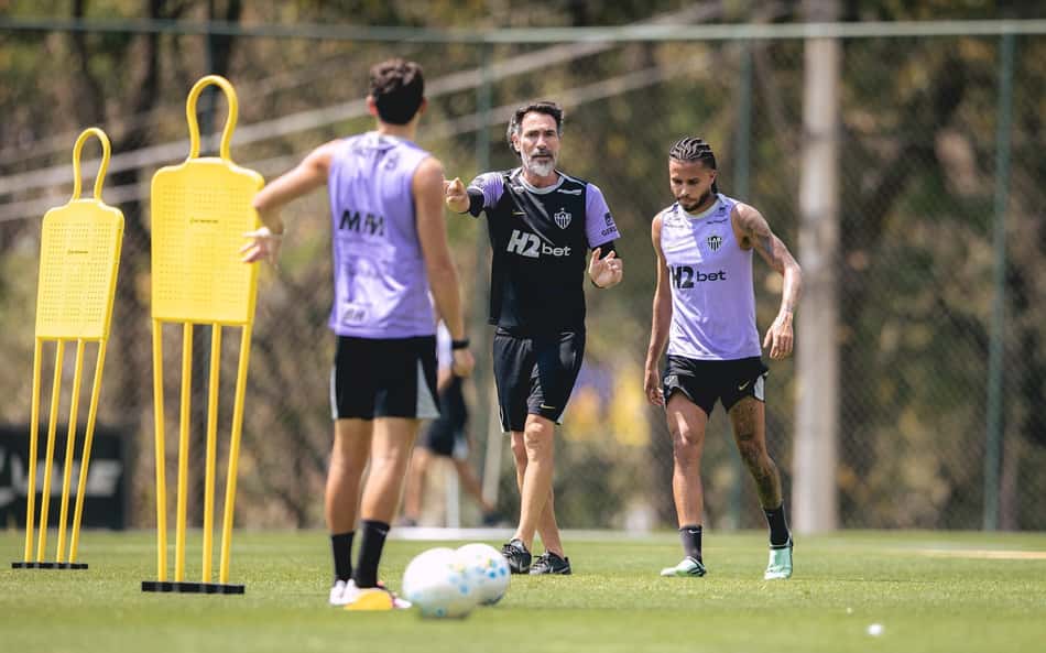 Domínguez com Alexsander e Tomás Perez (Foto: Pedro Souza / Atlético)