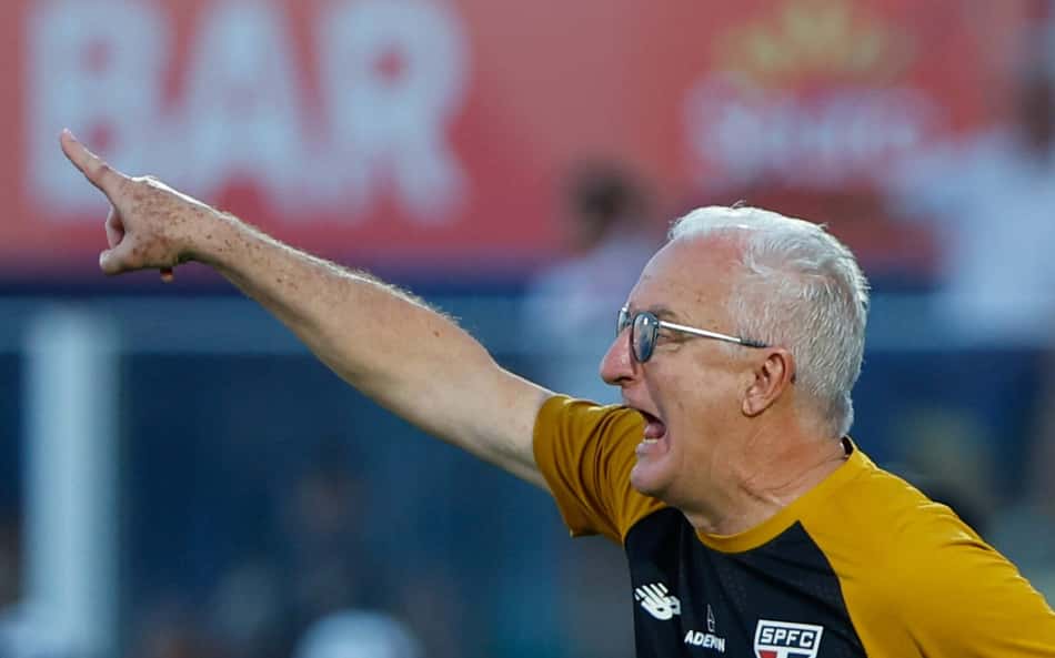 Dorival Júnior, técnico do São Paulo FC, aponta durante a partida.