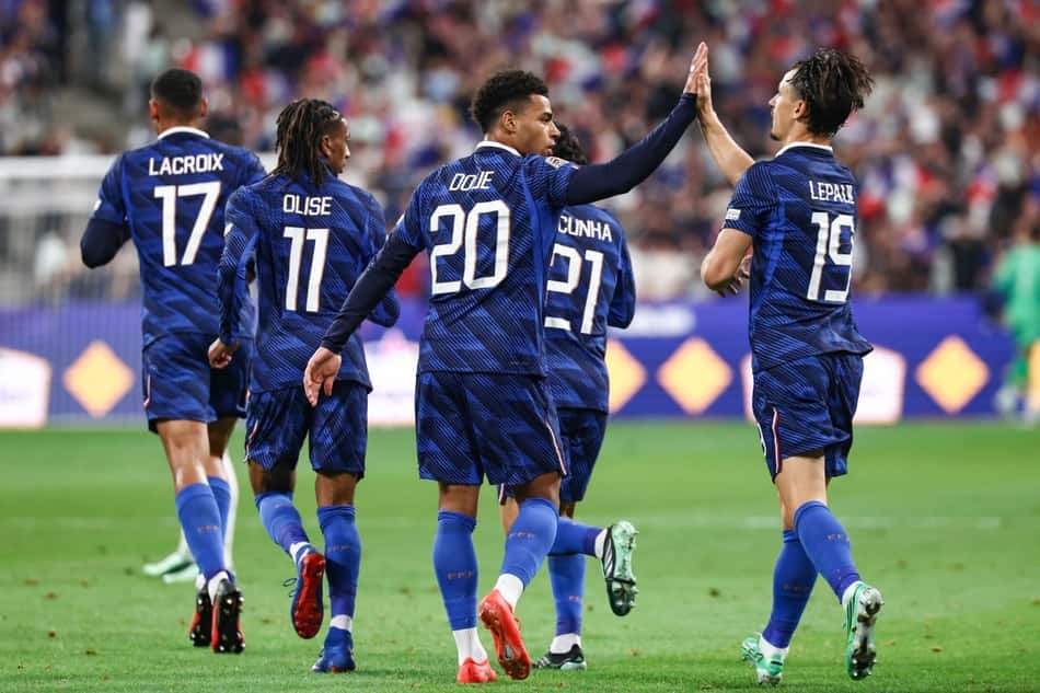 Doue (C) comemora o gol de empate da França contra a Bélgica