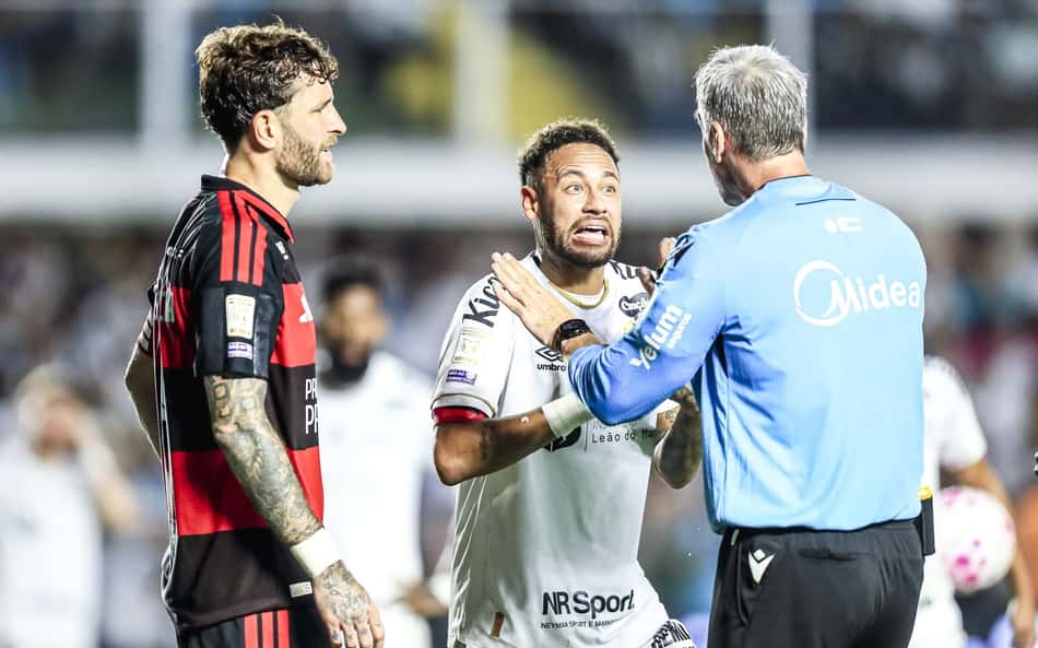 Dublador revela discussão de jogadores com arbitragem em Santos x Flamengo (Foto: Marco Miatelo/AGIF/Folhapress)