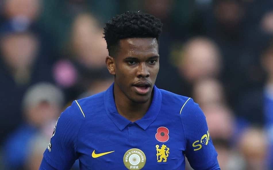 Jogador do Chelsea FC, camisa azul, número 41, em campo durante a partida, com público ao fundo
