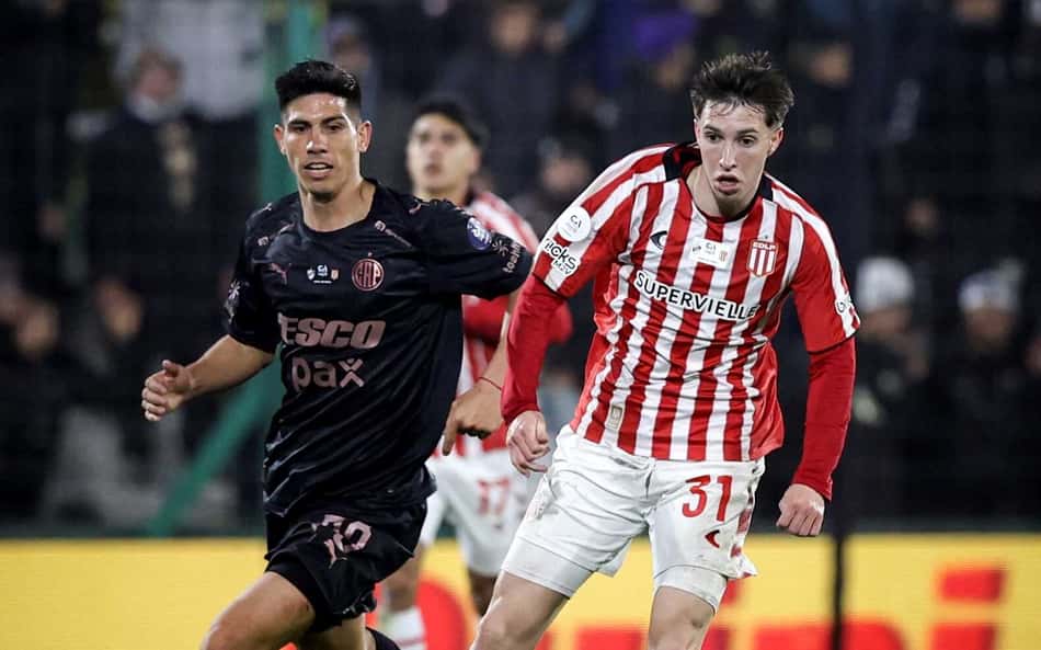 Jogadores de Estudiantes e Platense em disputa de bola