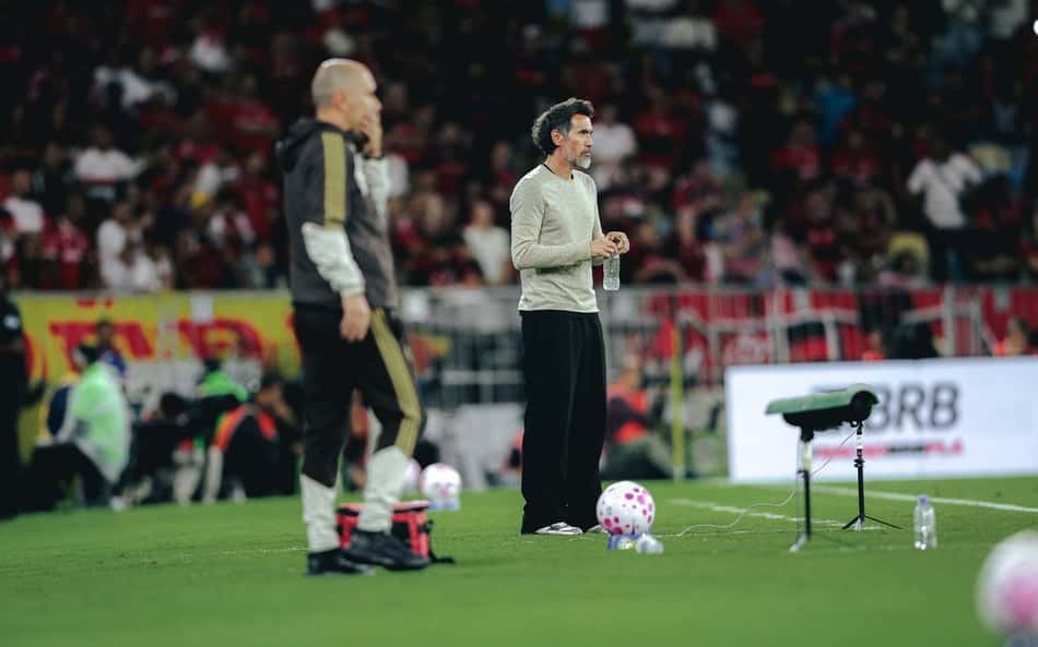 Eduardo Domínguez, treinador do Atlético Mineiro, em campo no jogo Atlético Mineiro x Flamengo.