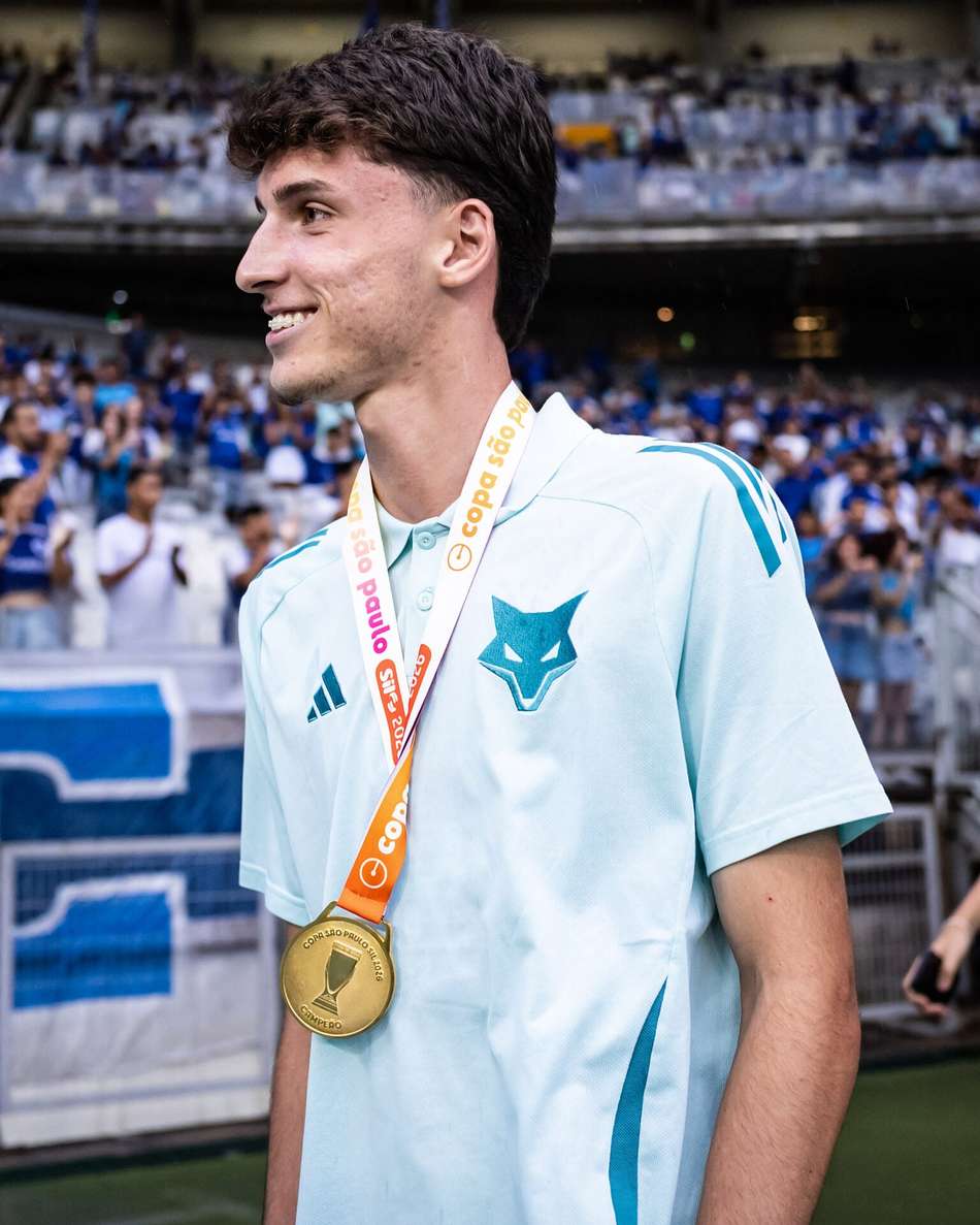 Eduardo Pape com a medalha da Copinha (Foto: Gustavo Aleixo/Cruzeiro)